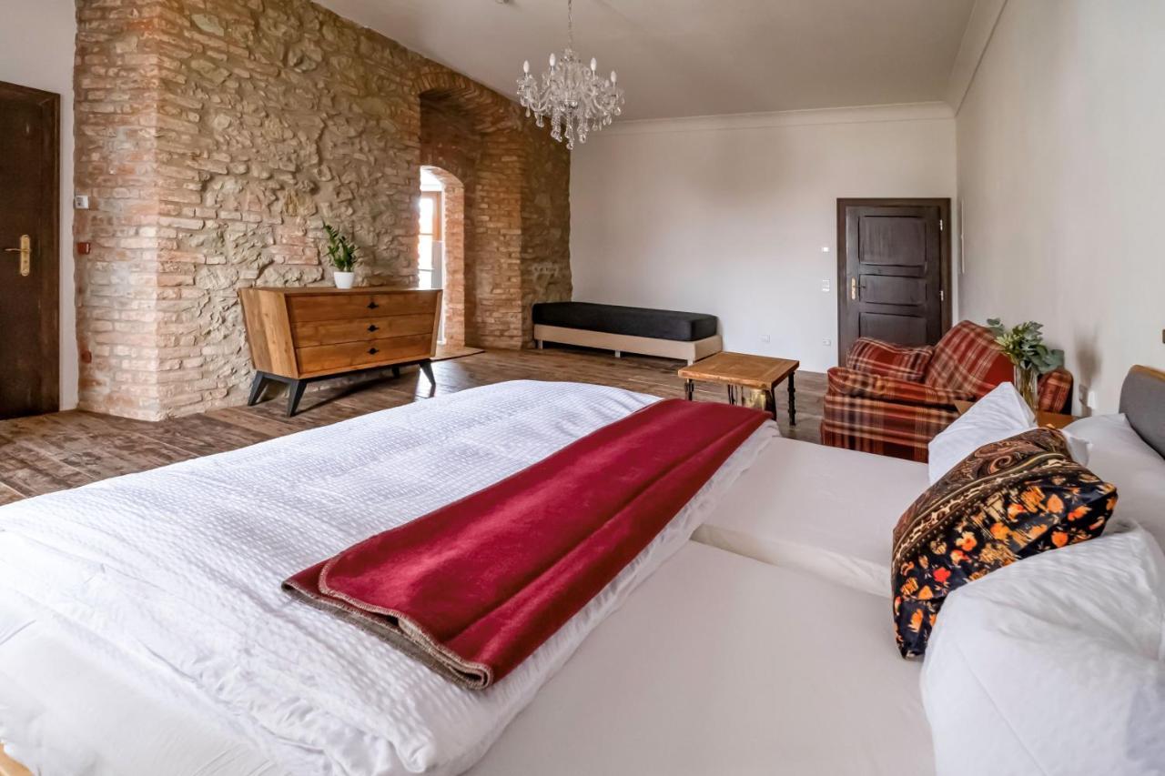 Knize Ferdinand Apartments Mikulov Esterno foto