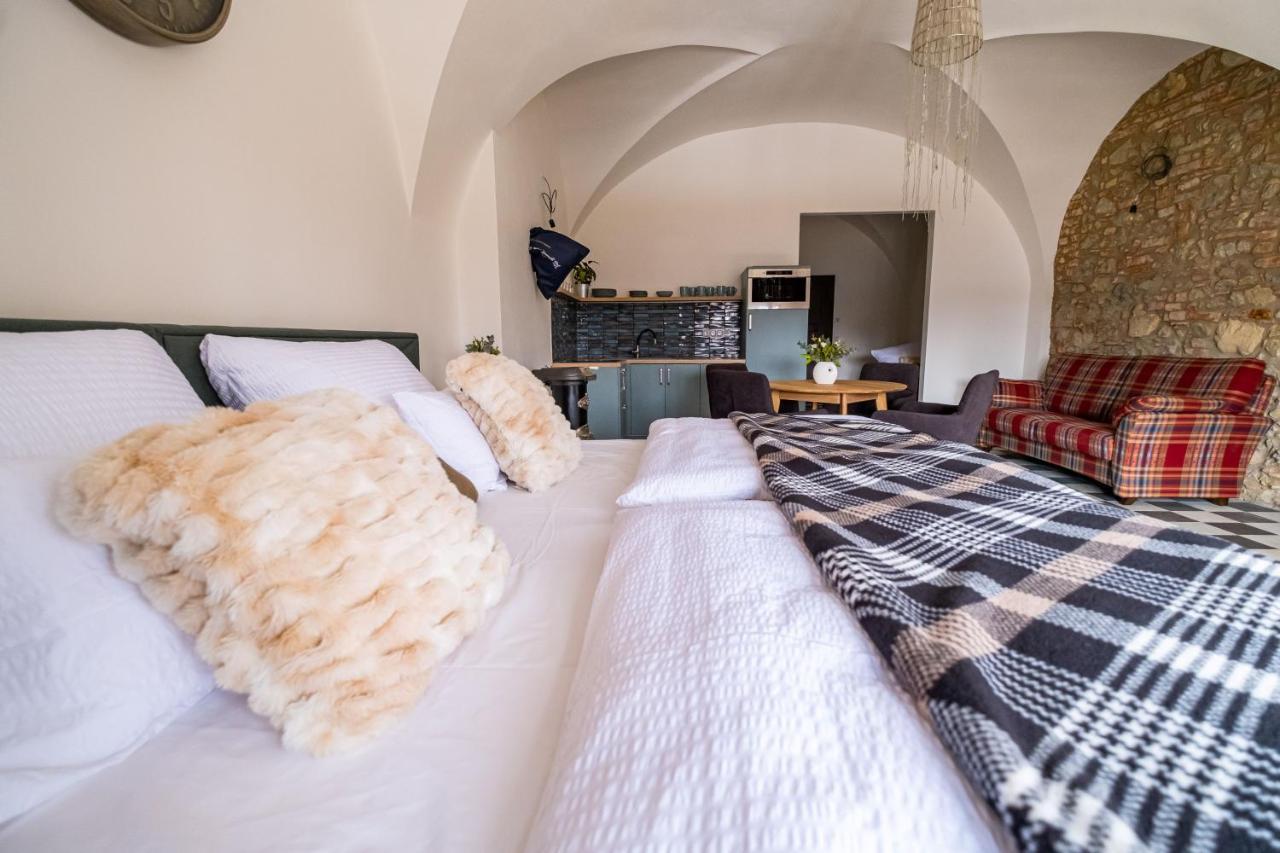 Knize Ferdinand Apartments Mikulov Esterno foto