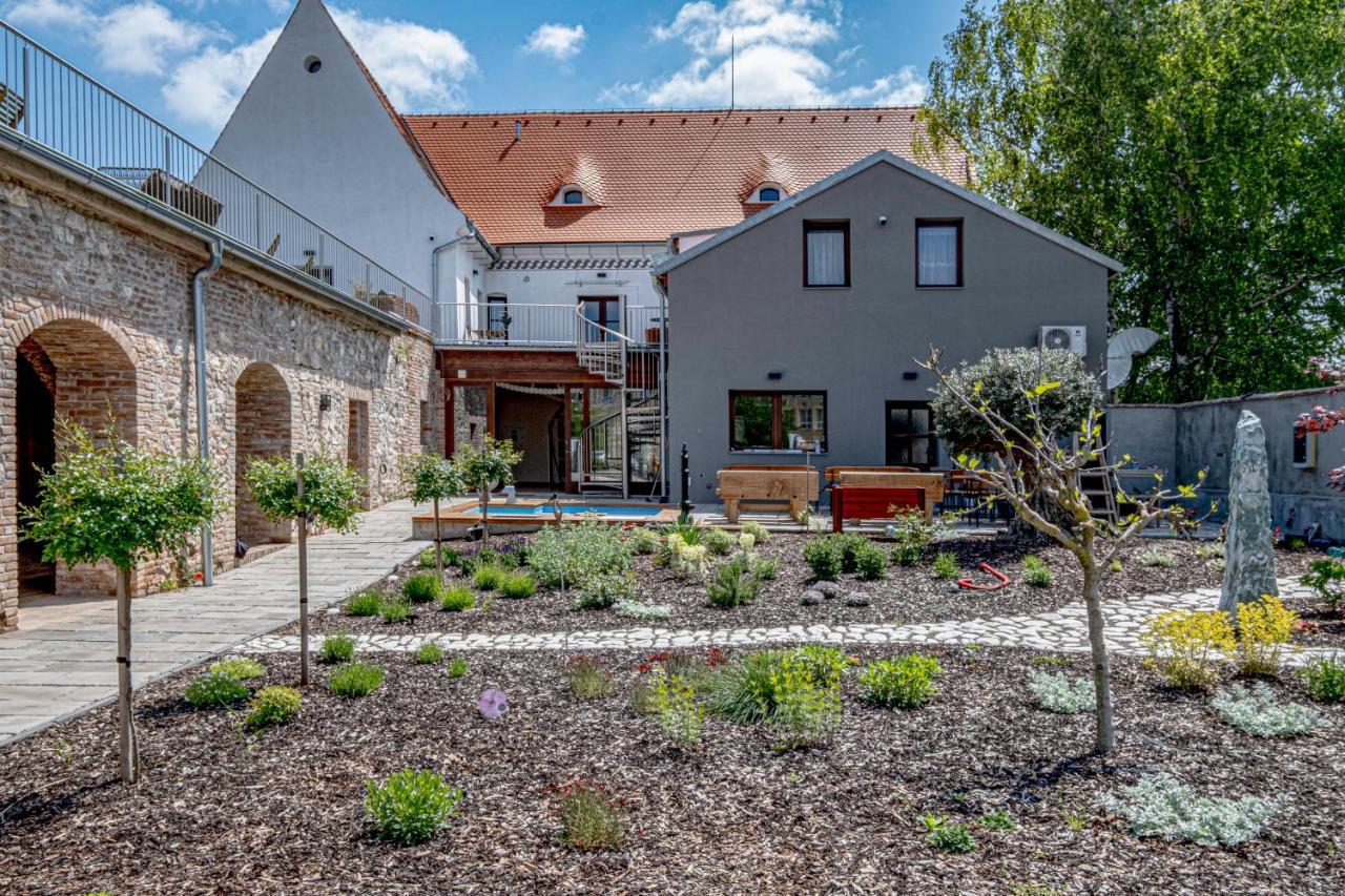 Knize Ferdinand Apartments Mikulov Esterno foto